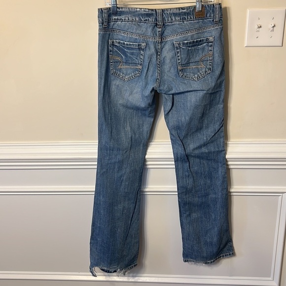 American Eagle Favorite Boyfriend Distressed Medium Blue  Wash Jeans Size 4 long - Picture 3 of 12